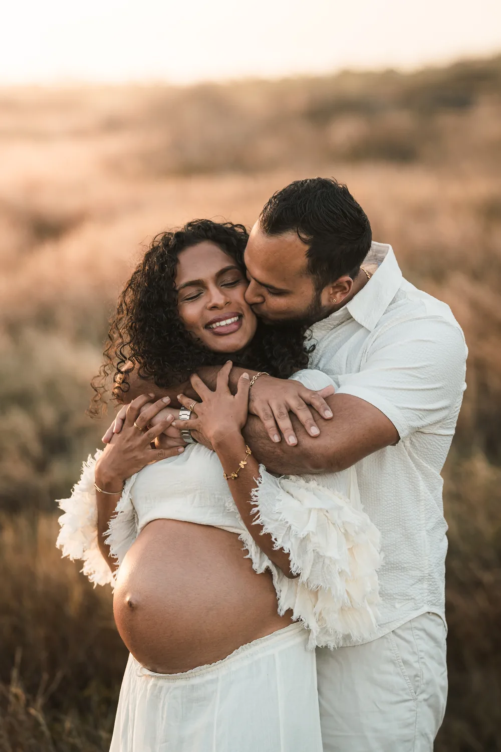 Couple dans la savane, ventre tenu à deux mains