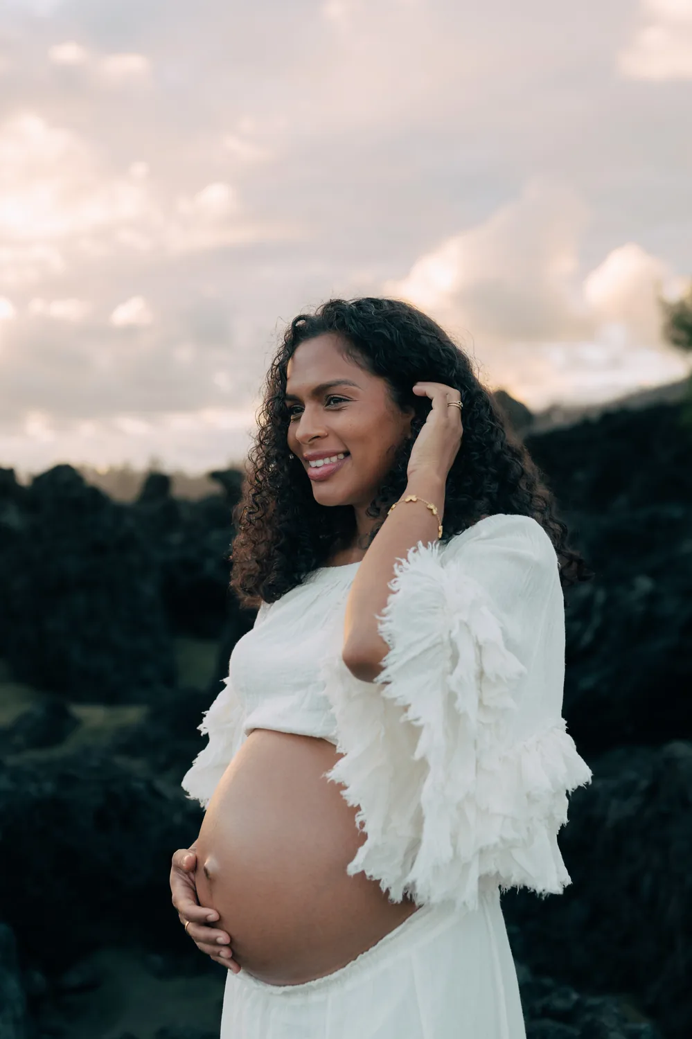 Future maman sur les rochers noirs au coucher du soleil, La Réunion