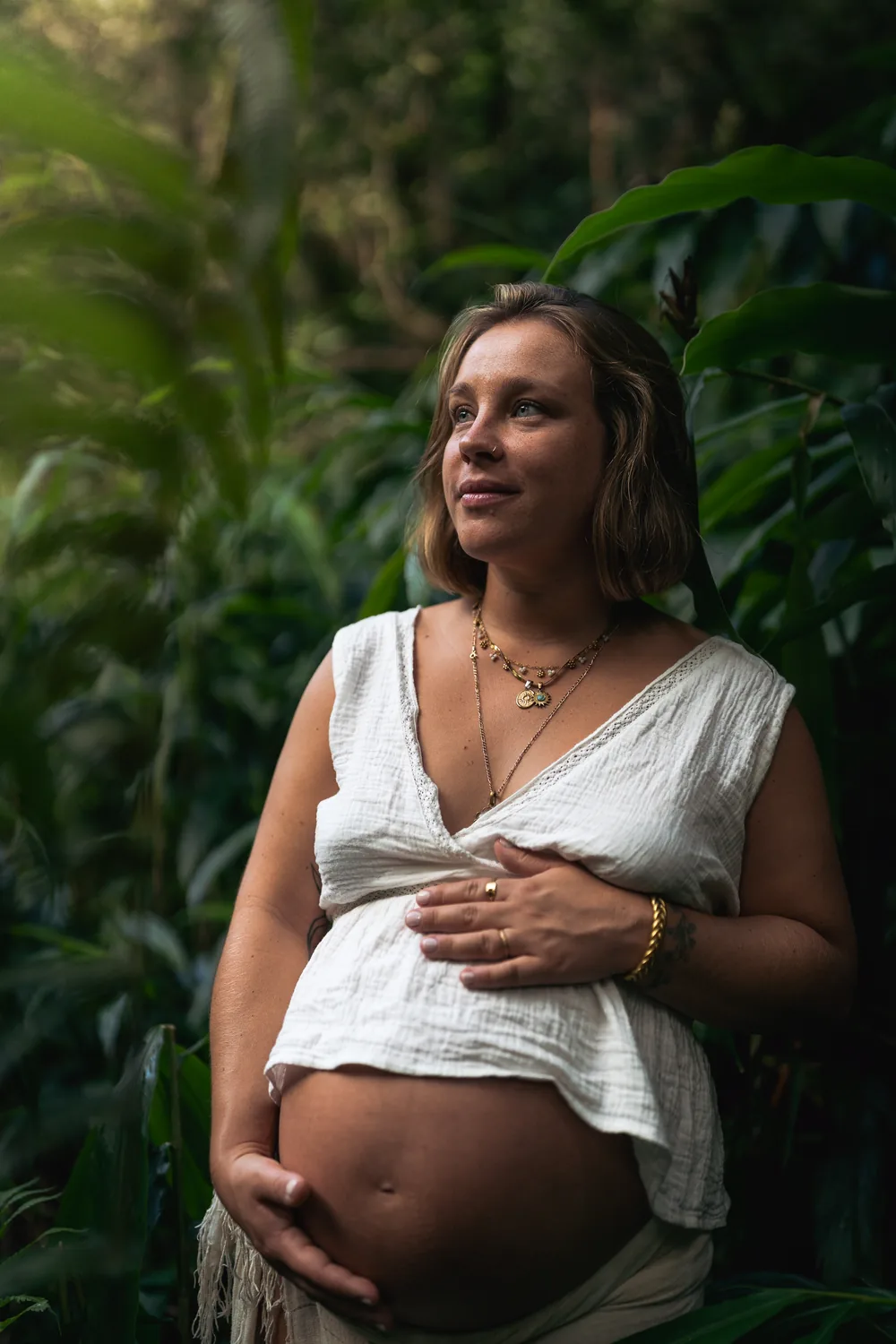 Portrait de future maman dans la végétation